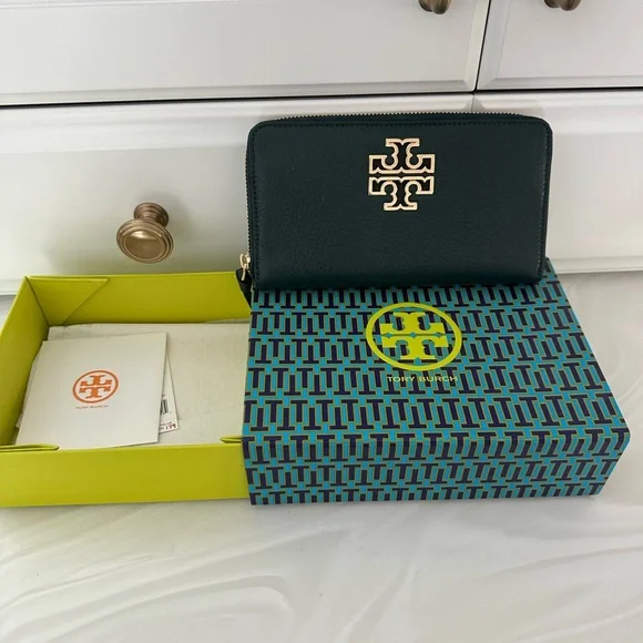 Tory Burch Green Wallet with gold emblem - Picture 1 of 6
